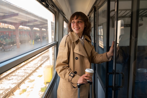 Middelgrote vrouw die met de trein reist