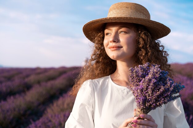 Middelgrote vrouw met lavendelbloemen.