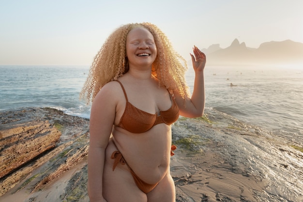 Middelgrote vrouw poseert aan de kust.