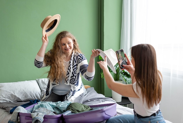 Middelgrote vrouwen die samen plezier hebben