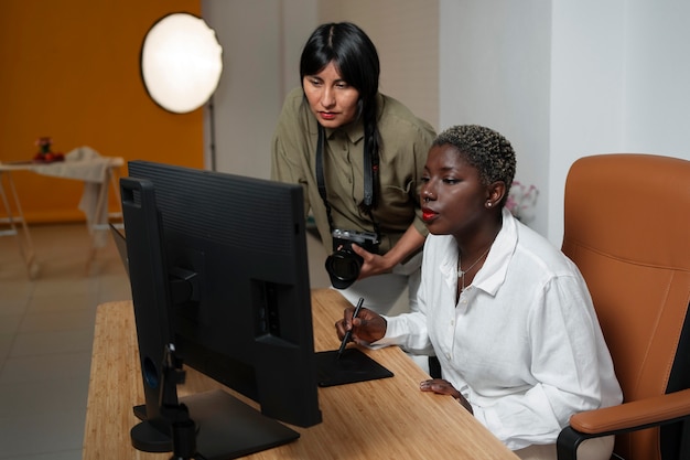 Gratis foto middelgrote vrouwen die samenwerken