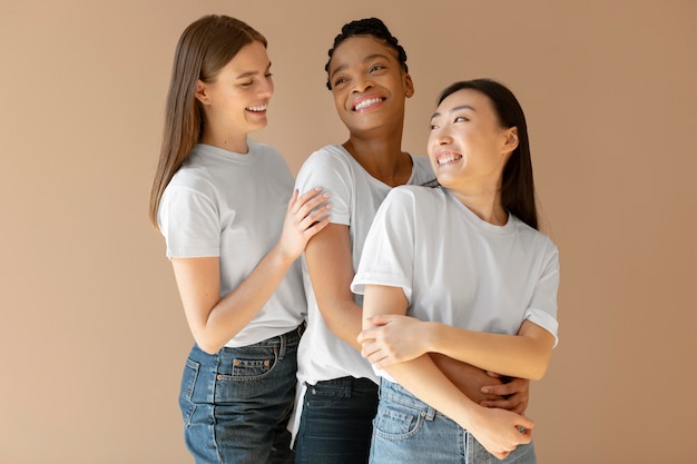 Middelgrote vrouwen lachen