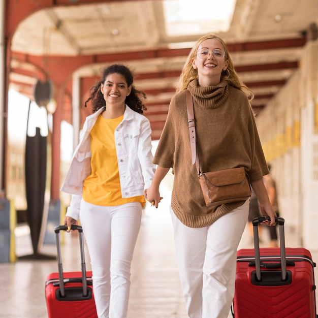 Middelgrote vrouwen met bagage