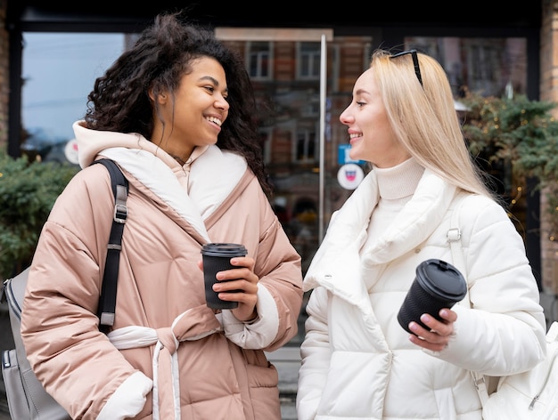 Middelgrote vrouwen met koffiekopjes