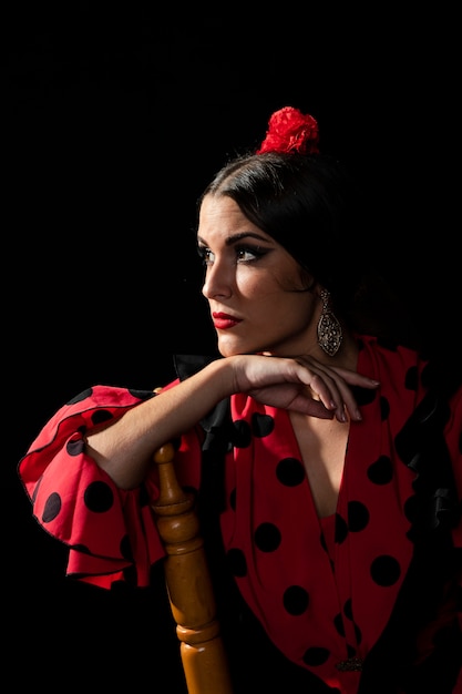 Gratis foto middellange geschoten flamenca vrouw die weg kijkt