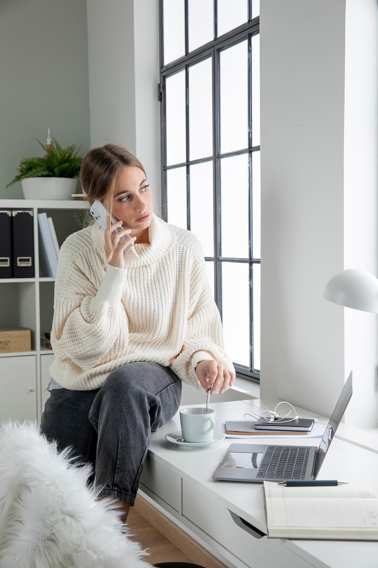 Gratis Foto middellange geschoten freelancer zittend op een bureau