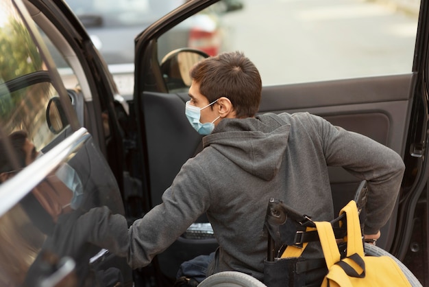 Gratis foto middellange geschoten gehandicapte man met masker