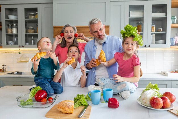 Middellange geschoten gelukkige familie in keuken