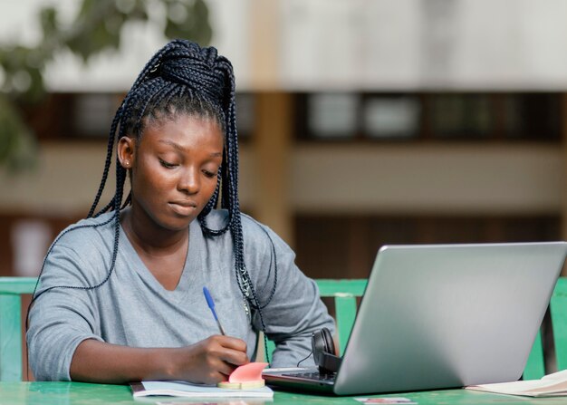 Middellange geschoten hardwerkende student