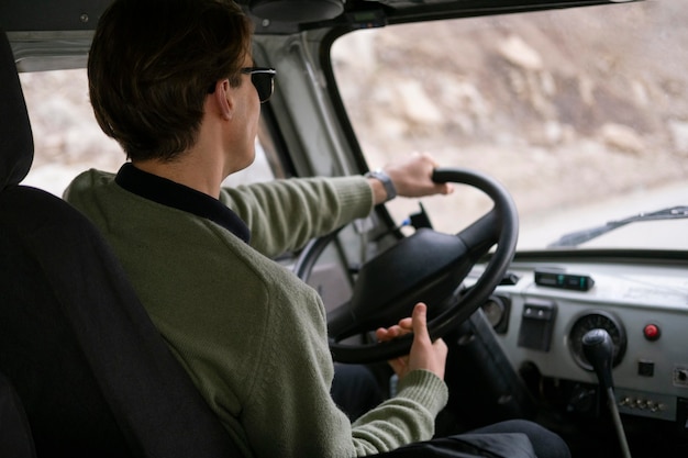 Gratis foto middellange geschoten man aan het rijden