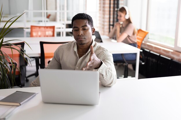 Middellange geschoten man aan het werk met laptop