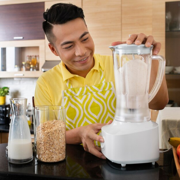 Middellange geschoten man die blender gebruikt