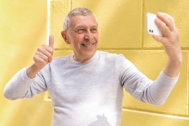 Middellange geschoten man die selfie maakt