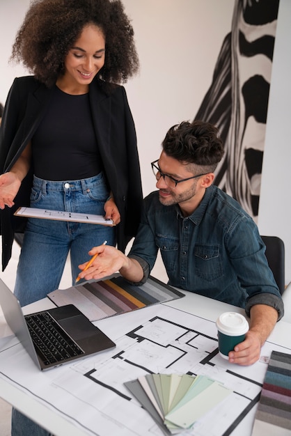 Gratis foto middellange geschoten man en vrouw aan het werk