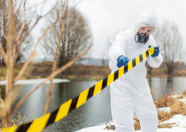 Middellange geschoten man met beschermend pak