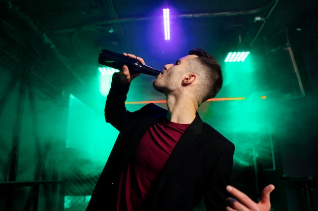 Middellange geschoten man met fles