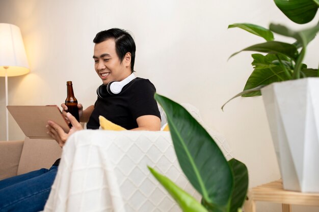 Middellange geschoten man met fles