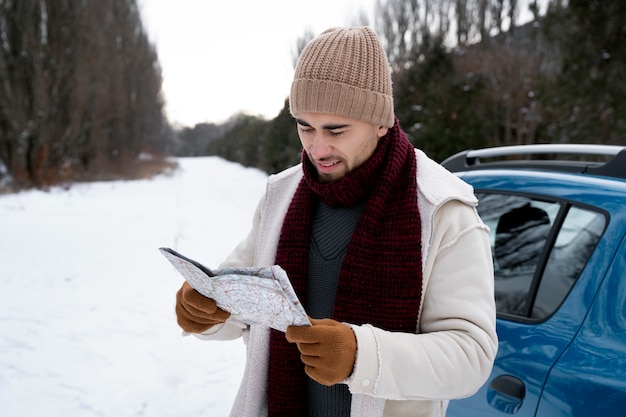 Gratis foto middellange geschoten man met kaart