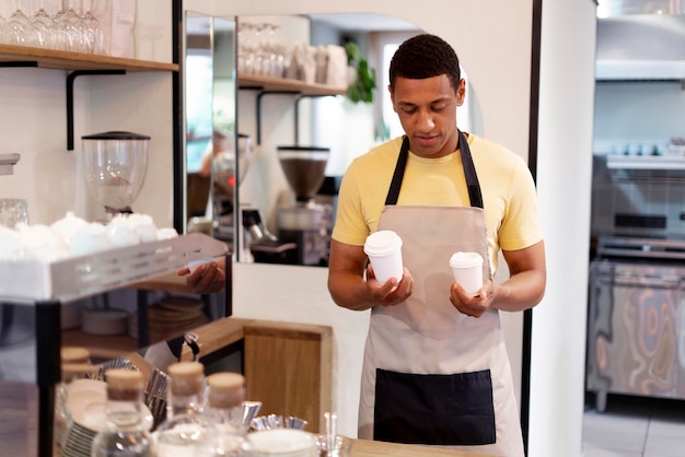 Middellange geschoten man met koffiekopjes