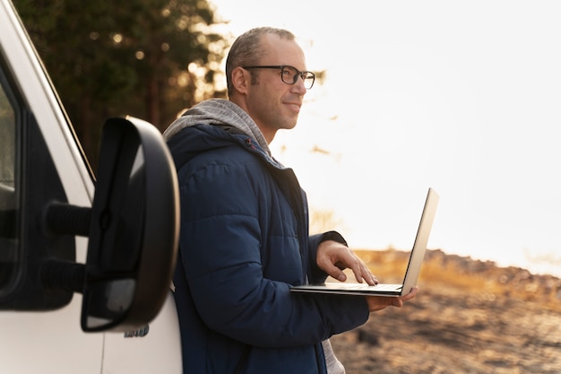 Gratis foto middellange geschoten man met laptop