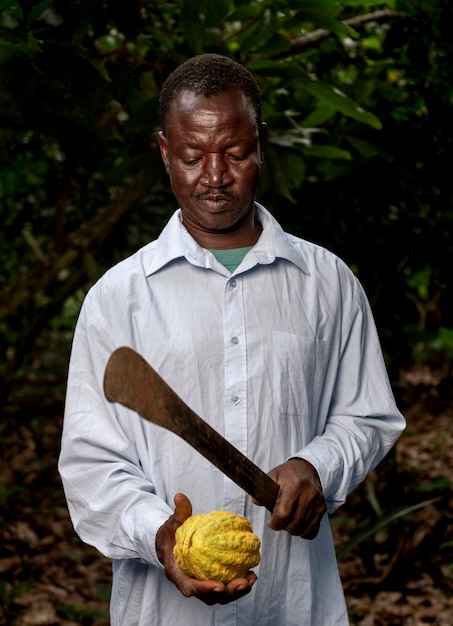 Gratis foto middellange geschoten man met machete