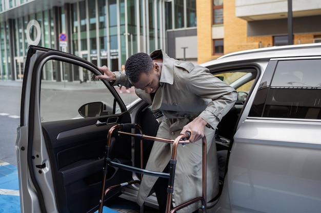 Middellange geschoten man met rollator