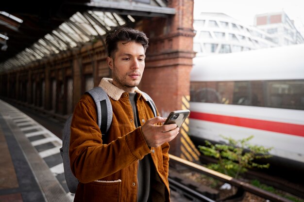 Middellange geschoten man met smartphone