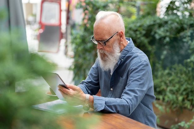 Gratis foto middellange geschoten man met tablet