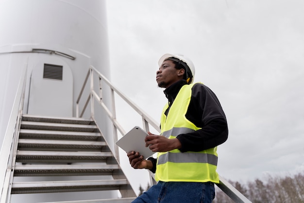 Gratis foto middellange geschoten man met tablet