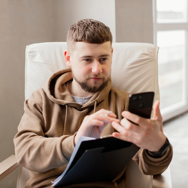 Middellange geschoten man met telefoon