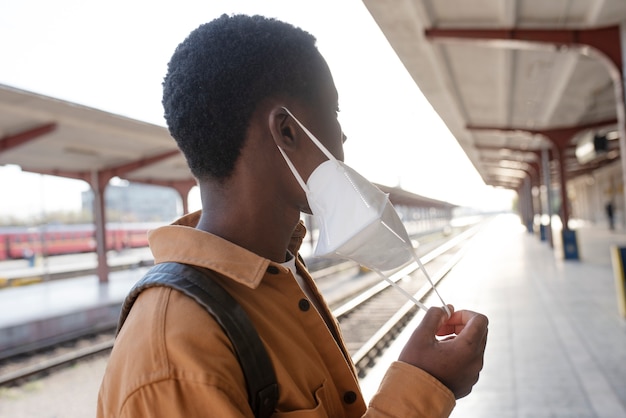 Gratis foto middellange geschoten man op treinstation