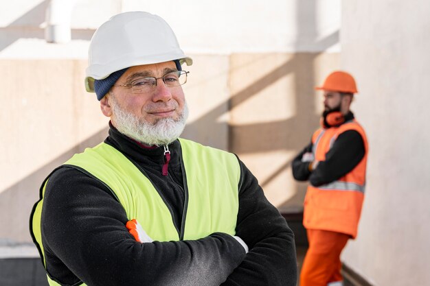 Middellange geschoten mannen met helm