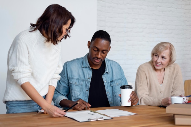 Gratis foto middellange geschoten mensen die zaken bespreken