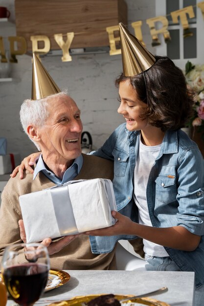 Middellange geschoten oude man ontvangt cadeau