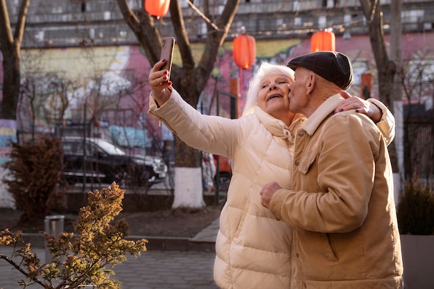 Middellange geschoten oude mensen die selfie maken