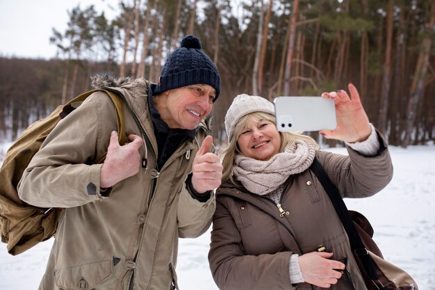 Middellange geschoten senioren die selfie maken