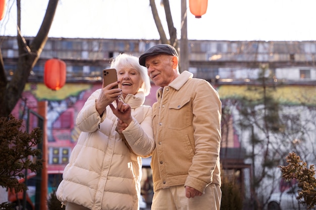 Gratis foto middellange geschoten senioren die selfie maken