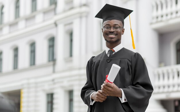 Middellange geschoten smiley gediplomeerde student