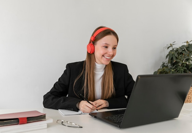 Middellange geschoten smileyvrouw aan het werk