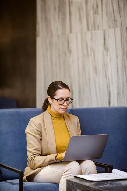 Middellange geschoten vrouw aan het werk