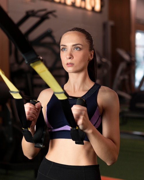 Gratis foto middellange geschoten vrouw die bij gymnastiek uitoefent