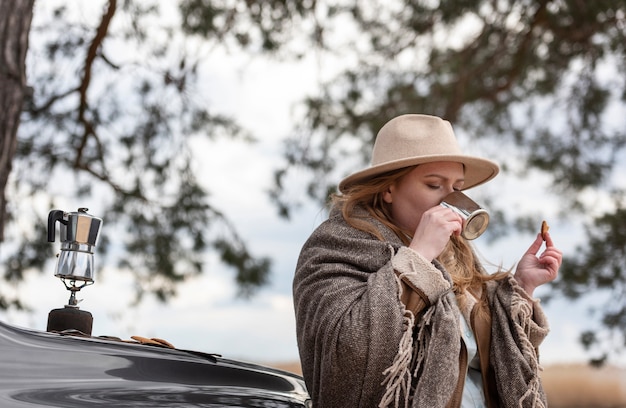 Gratis foto middellange geschoten vrouw die koffie drinkt