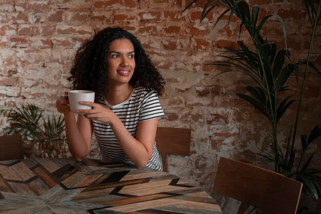 Gratis foto middellange geschoten vrouw die koffie drinkt