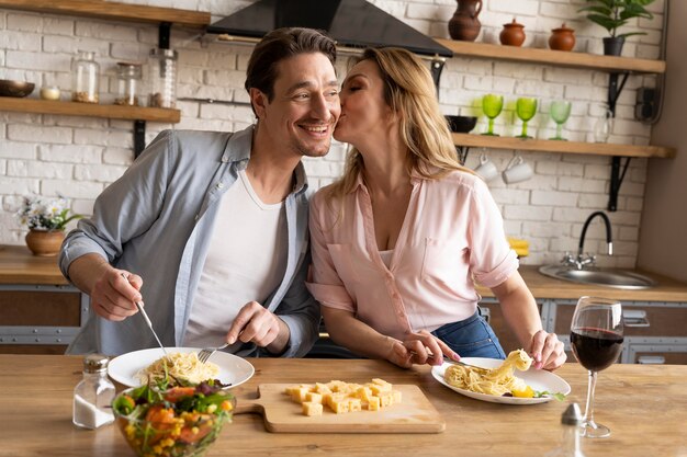 Middellange geschoten vrouw die man kust