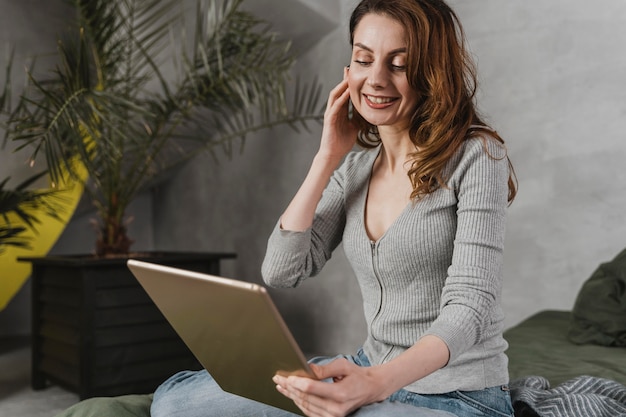 Middellange geschoten vrouw die met tablet streamt