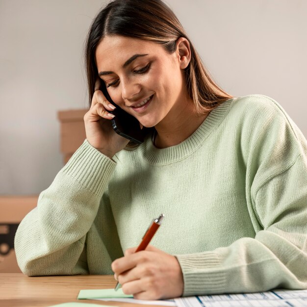 Middellange geschoten vrouw die notities schrijft