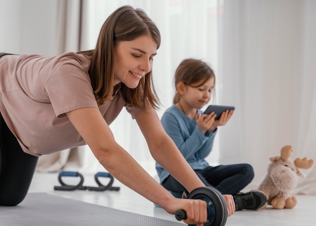 Middellange geschoten vrouw die thuis traint