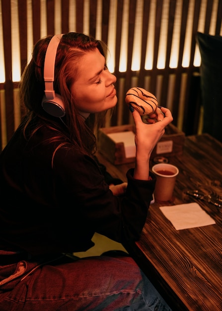 Middellange geschoten vrouw met donut