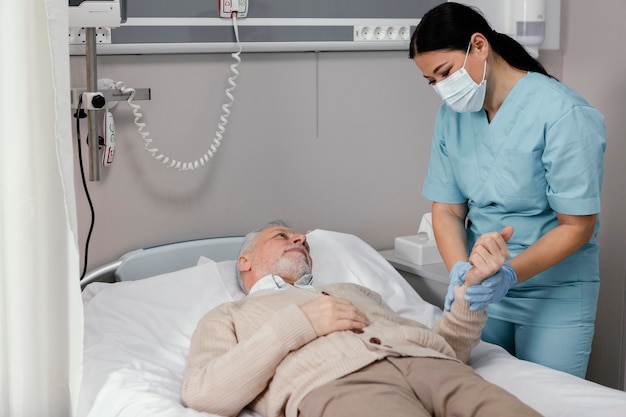 Middellange geschoten vrouw met man's hand