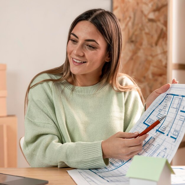 Middellange geschoten vrouw met plan